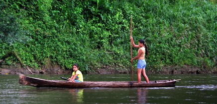Boca Tapada - Kinder fahren Boot