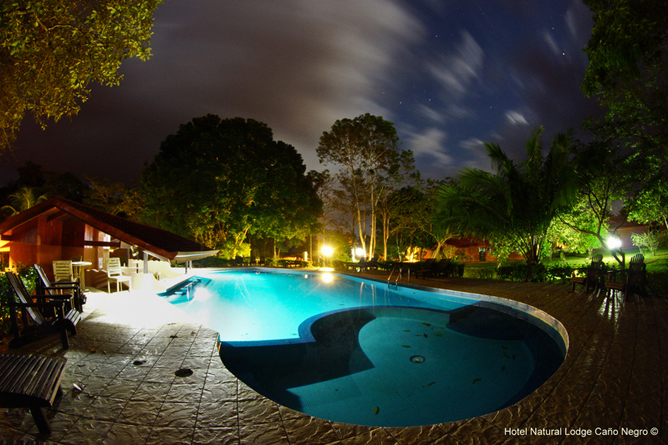Natural Lodge Caño Negro – Abendstimmung am Swimmingpool