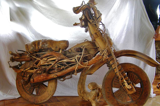 El Pelicano Holzskulptur Motorrad Don Rafael Elizondo