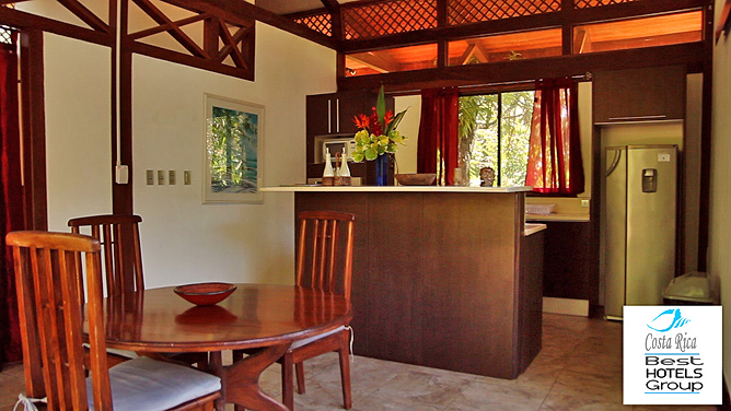 Kenaki Lodge – Bungalow Küche und Esszimmer
