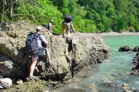 Wanderung über Felsen Küste